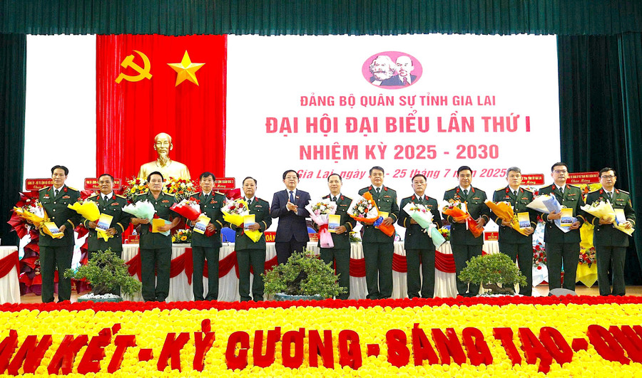 Bí thư Tỉnh ủy Hồ Quốc Dũng (thứ 6 từ trái sang) tặng hoa cho các đồng chí nguyên Ủy viên Ban Chấp hành Đảng bộ Quân sự tỉnh nhiệm kỳ 2020-2025. Ảnh: Hồng Phúc z6840493249520-3fa853f1786a8b7b1a967e8b48cf07c4.jpg