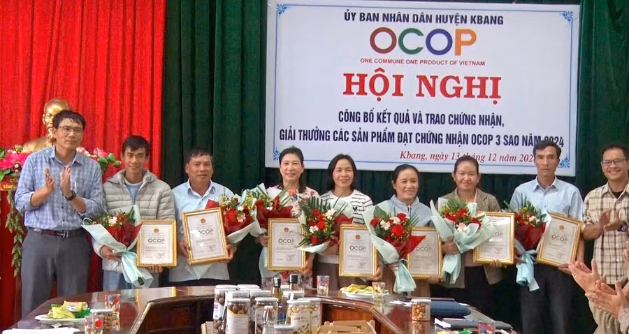 lanh-dao-huyen-kbang-trao-chung-nhan-cho-chu-the-cac-san-pham-dat-ocop-3-sao.jpg