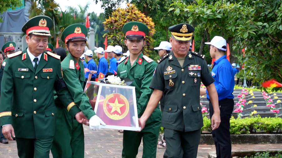 Lễ an táng các liệt sĩ quân tình nguyện Việt Nam hy sinh tại Campuchia được Đội K52 quy tập về năm 2024. Ảnh: M.Đ.D 4.jpg