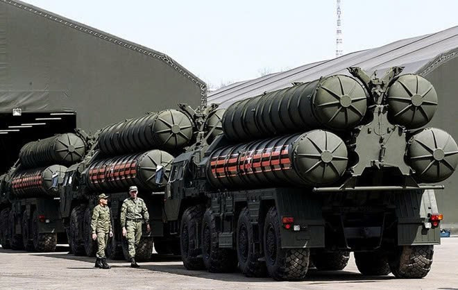 Tên lửa S-400. Ảnh: TASS/Nguồn: giaoducthoidai.vn z6754061683636-1e9cc47e9c568fa00f1f171d2ebc951c.jpg