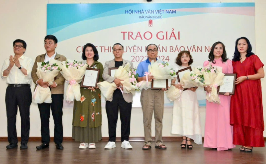 Tác giả Lữ Hồng (thứ 3 từ phải sang) nhận giải tư tại cuộc thi truyện ngắn Báo Văn nghệ. Ảnh: NVCC 3.jpg