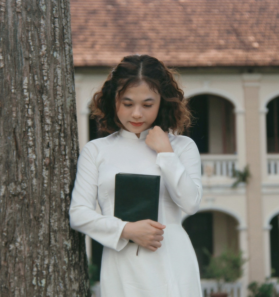 Lữ Hồng tên đầy đủ là Nguyễn Lữ Thu Hồng, sinh năm 1992 tại TP. Pleiku (cũ), tỉnh Gia Lai. Ảnh: Vân Phi 2.jpg