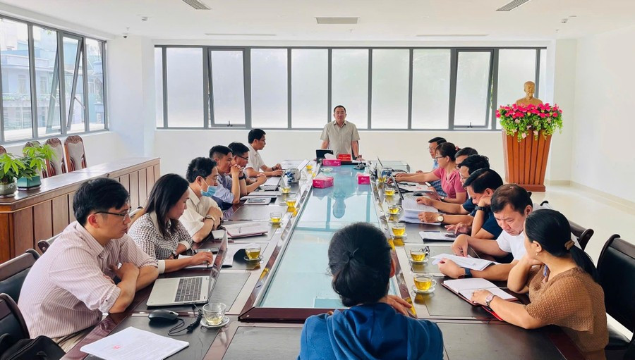 Ban Thực hiện cưỡng chế thu hồi đất của UBND TP. Pleiku (cũ) đối thoại với hộ dân thuộc diện thu hồi đất thuộc Dự án Đường hành lang kinh tế phía Đông. Ảnh: D.T quang-canh-buoi-doi-thoai.jpg