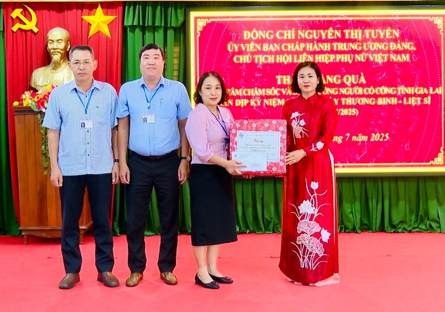 Chủ tịch Hội LHPN Việt Nam Nguyễn Thị Tuyến (bìa phải) tặng quà cho Trung tâm Chăm sóc và Điều dưỡng người có công tỉnh Gia Lai. Ảnh: Nhật Trường hinh-3.jpg