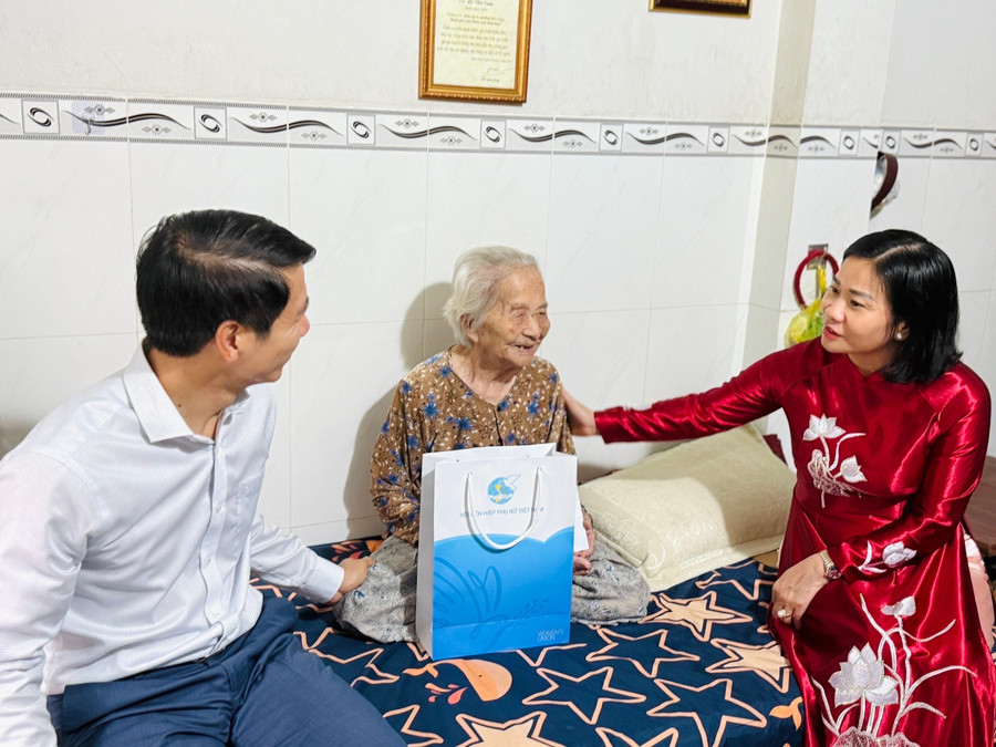 Chủ tịch Hội LHPN Việt Nam Nguyễn Thị Tuyến thăm, tặng quà Mẹ Việt Nam Anh hùng Lê Thị Cam (100 tuổi, ở phường Quy Nhơn). Ảnh: Võ Hường hinh-1.jpg