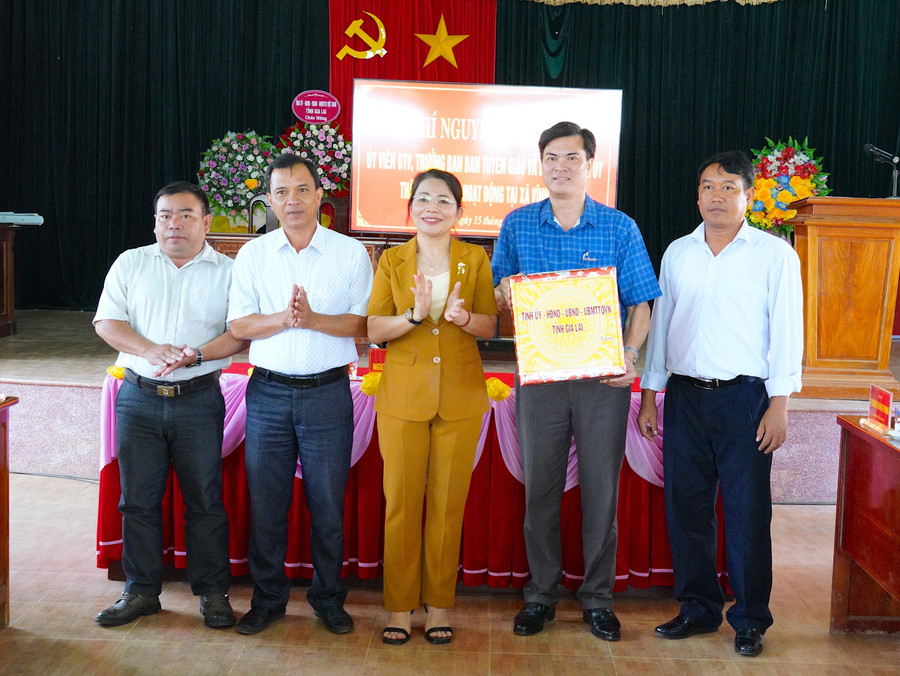 Trưởng Ban Tuyên giáo và Dân vận Tỉnh ủy Nguyễn Thị Phong Vũ tặng quà của Tỉnh ủy, HĐND, UBND, Ủy ban MTTQ Việt Nam tỉnh cho lãnh đạo xã Vĩnh Sơn. Ảnh: Nguyễn Hân a3-1.jpg