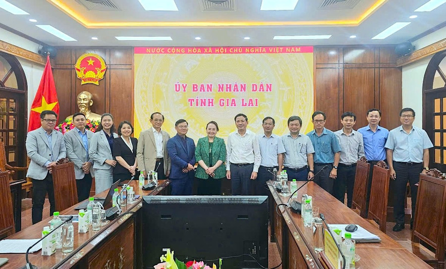 Chủ tịch UBND tỉnh Phạm Anh Tuấn (thứ 7 từ phải sang) và đại diện lãnh đạo các sở, ban, ngành tỉnh Gia Lai cùng đại diện AgriS. Ảnh: Hồng Thương z6806743300126-8040caf17e632887b5f40c76be364ce4.jpg