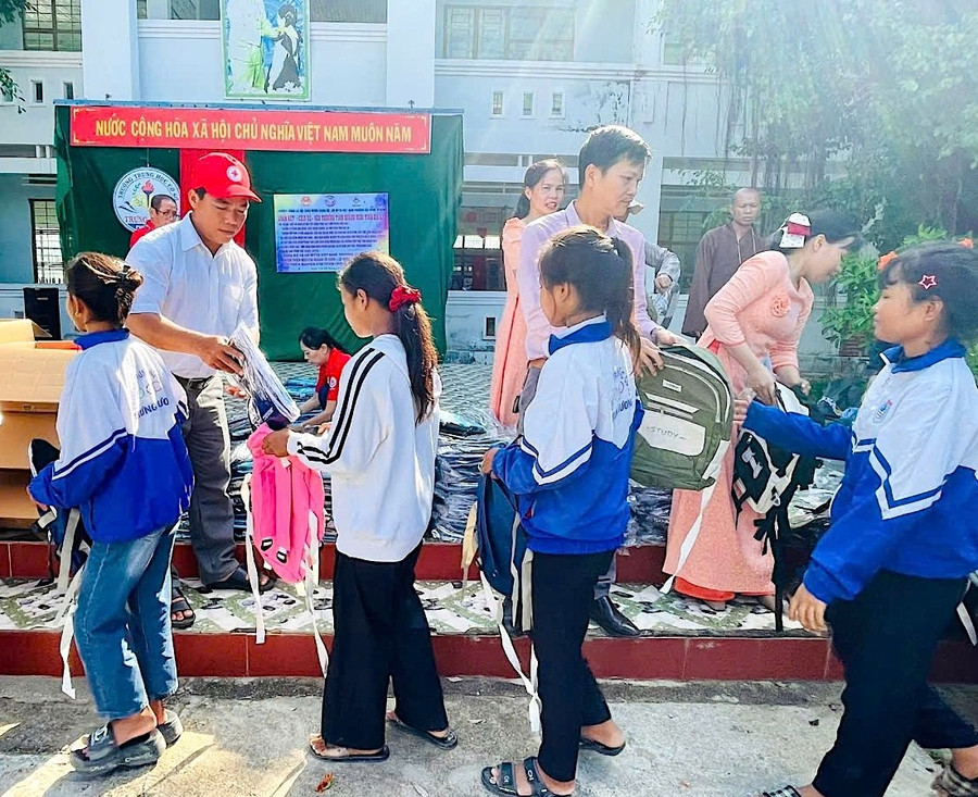 Học sinh Trường THCS Trưng Vương (xã Phú Thiện) nhận quà từ Ban Tổ chức chương trình. Ảnh: H.N doan-cong-tac-tang-qua-cho-hoc-sinh-truong-thcs-trung-vuong-xa-phu-thien-tinh-gia-lai-jfif.jpg