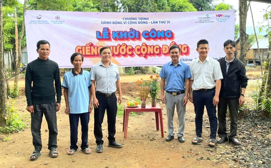 Khởi công công trình giếng nước cho người dân làng Thương, xã Kon Chiêng. Ảnh: H.N z6807431881538-0d7924d49efd43845493fb551df207e2.jpg