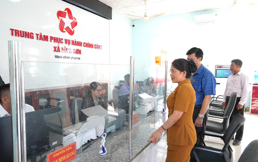 Trưởng Ban Tuyên giáo và Dân vận Tỉnh ủy Nguyễn Thị Phong Vũ kiểm tra tình hình hoạt động của Trung tâm Phục vụ hành chính công xã Vĩnh Sơn. Ảnh: Nguyễn Hân a2.jpg