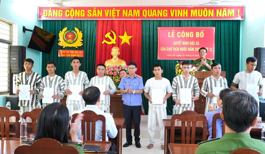 Lãnh đạo Viện Kiểm sát nhân dân tỉnh Gia Lai trao quyết định đặc xá cho các phạm nhân. Ảnh: Minh Ngọc Lãnh đạo Viện Kiểm sát nhân dân tỉnh Gia Lai trao quyết định đặc xá cho các phạm nhân. Ảnh: Minh Ngọc