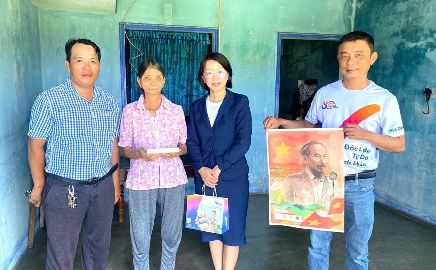 Đại diện các cơ quan, đơn vị tặng điện thoại cho người dân phường Quy Nhơn Bắc. Ảnh: N.N 02.jpg