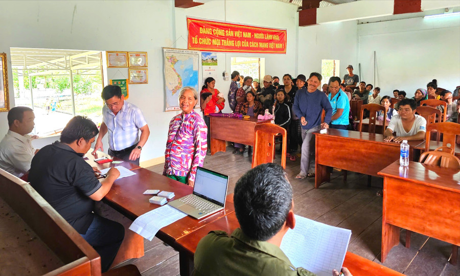 Người dân biên giới Ia Mơ phấn khởi nhận tiền hỗ trợ của Chính phủ để vui lễ. Ảnh: Q.T nguoi-dan-bien-gioi-ia-mo-phan-khoi-nhan-tien-ho-tro-cua-chinh-phu-de-vui-le-qt.jpg