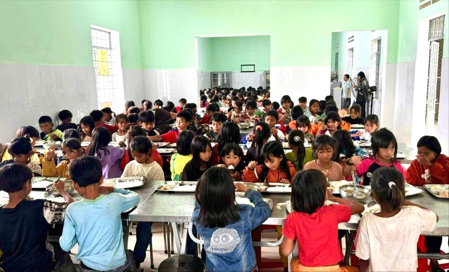 Học sinh Trường Phổ thông dân tộc bán trú Tiểu học Hà Đông trong một bữa ăn bán trú tại trường. Ảnh: ĐVCC z6966402310543-748cc76d204021b9d3eafa3e1c51f8ad.jpg
