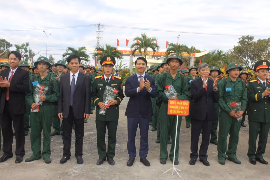 pho-bi-thu-tinh-uy-nguyen-ngoc-luong-dung-giua-tang-hoa-cho-cac-tan-binh-truoc-khi-len-duong-nhap-ngu-anh-vu-chi.jpg