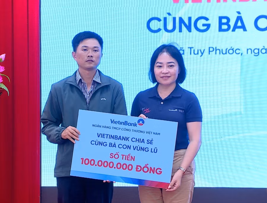 dai-dien-vietinbank-trao-bang-tuong-trung-ho-tro-cho-xa-tuy-phuoc-khac-phuc-hau-qua-mua-lu-857.jpg