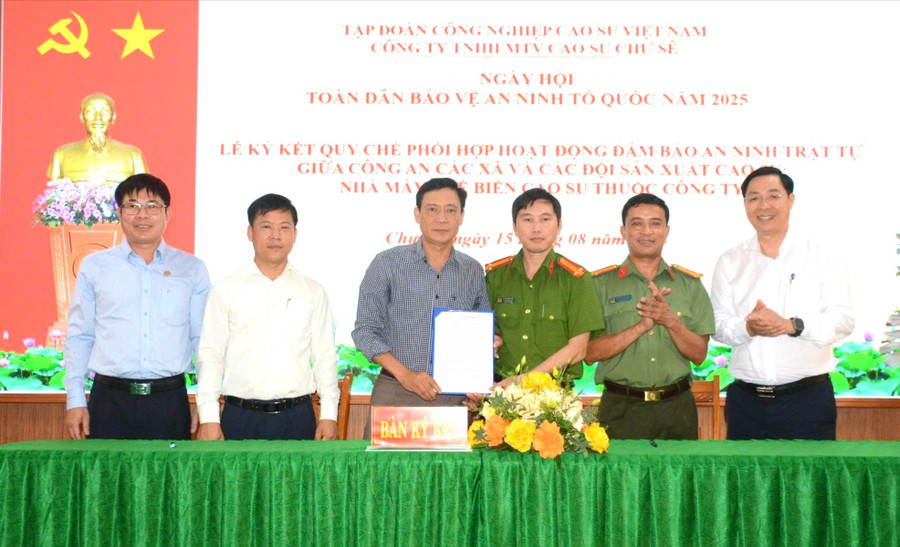 Công an các xã và các đội sản xuất cao su ký kết quy chế phối hợp hoạt động đảm bảo an ninh trật tự. Ảnh: H.U 1755253231275.jpg