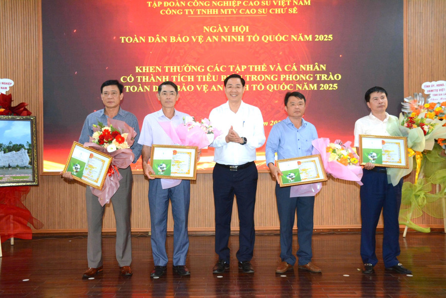 Các tập thể, cá nhân nhận giấy khen vì có nhiều thành tích trong phong trào toàn dân bảo vệ an ninh Tổ quốc. Ảnh: Hồng Uyên cac-tap-the-ca-nhan-duoc-nhan-giay-khen-cua-lanh-dao-cong-ty.jpg