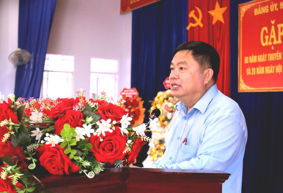 El presidente del Comité Popular de la Comuna de Bien Ho, Trinh Van Sang, elogió los logros recientes de la Policía de la Comuna de Bien Ho. Foto: Van Ngoc chu-tich-ubnd-xa-bien-ho-trinh-van-sang-bieu-duong-thanh-tich-cua-cong-an-xa-bien-ho-trong-thoi-gian-qua-anh-van-ngoc.jpg