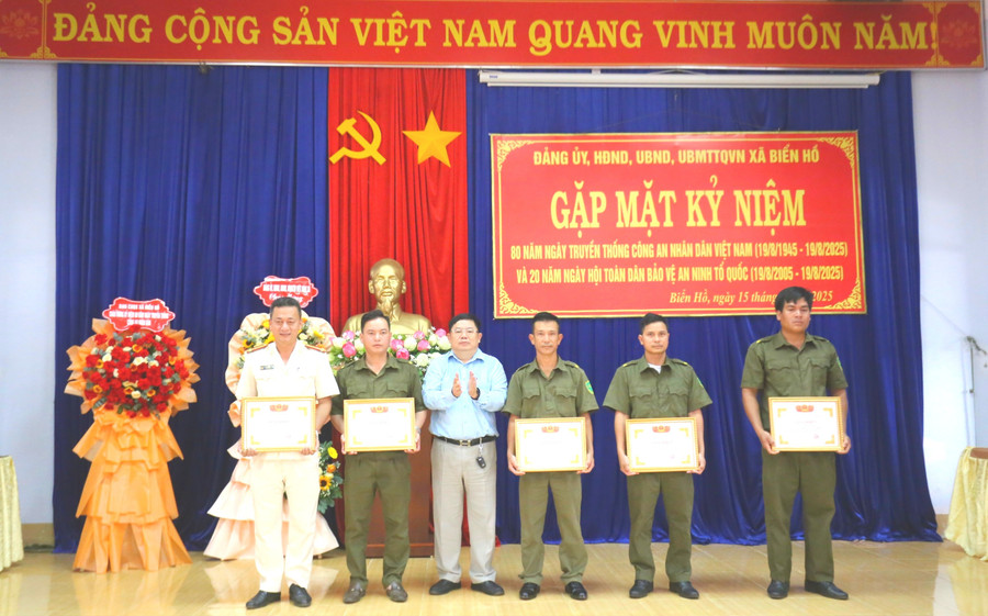 El presidente del Comité Popular de la Comuna de Bien Ho entregó certificados de mérito a cinco colectivos con logros destacados. Foto: Van Ngoc chu-tich-ubnd-xa-bien-ho-tang-giay-khen-cho-5-tap-the-trong-dip-nay-anh-van-ngoc.jpg