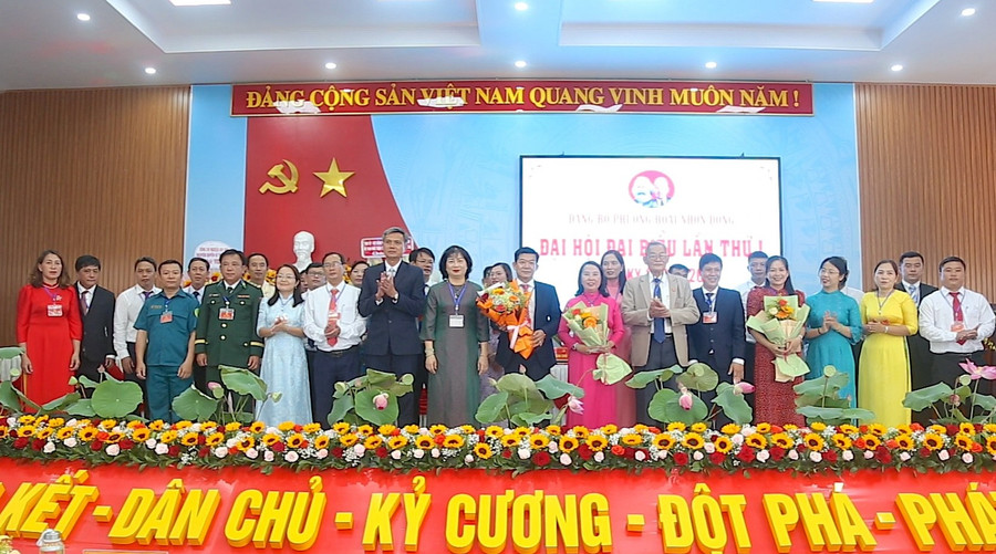 Ban Chấp hành Đảng bộ phường Hoài Nhơn Đông khóa I ra mắt nhận nhiệm vụ. Ảnh: A.N 8.jpg