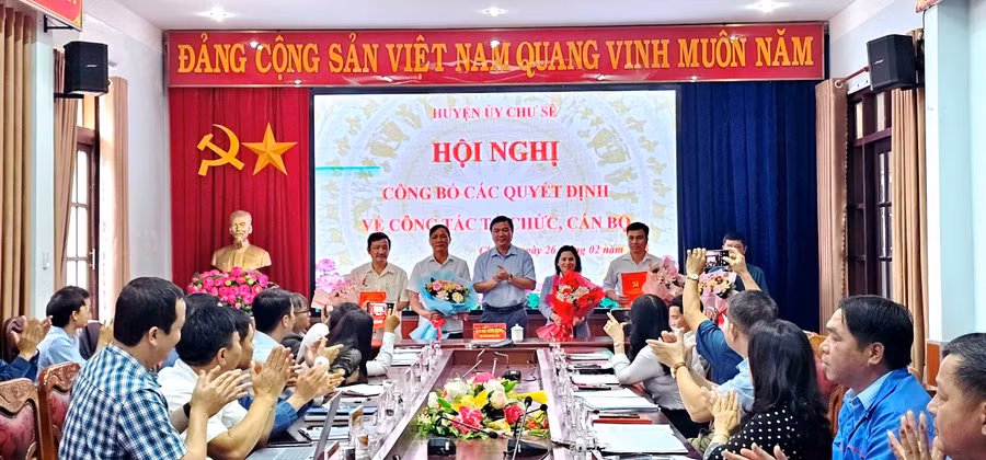huyen-uy-chu-se-cong-bo-quyet-dinh-can-bo-2.jpg