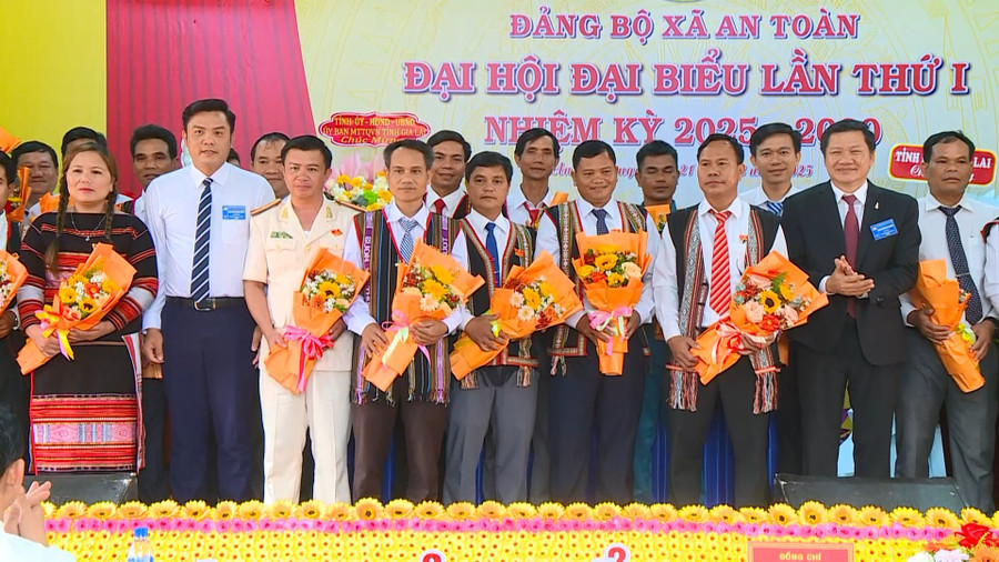 Ban Chấp hành Đảng bộ xã An Toàn nhiệm kỳ 2025-2030 ra mắt Đại hội. Ảnh: H.B bch-an-toan-1.jpg