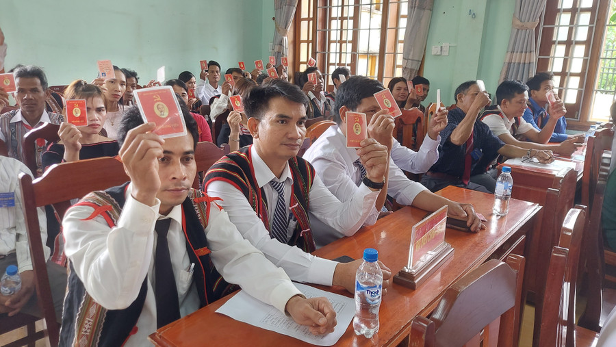 Các đại biểu biểu quyết thông qua chỉ tiêu, nhiệm vụ chủ yếu của nhiệm kỳ 2025-2030. Ảnh: H.B bieu-quyet.jpg
