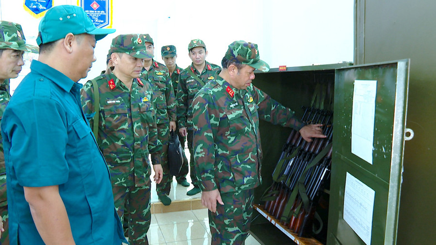 Đại tá Đinh Văn Thê-Phó Chỉ huy trưởng, kiêm Tham mưu trưởng Bộ CHQS tỉnh Gia Lai kiểm tra công tác quản lý vũ khí, trang bị tại Ban CHQS xã Nhơn Châu. Ảnh: T.P hinh-4.jpg
