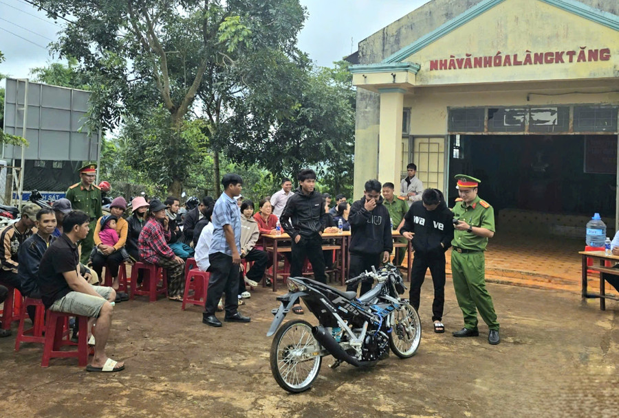 Các thanh-thiếu niên điều khiển xe càn quấy bị Công an xã đưa ra kiểm điểm trước dân làng. Ảnh: Văn Ngọc z6867681280955-2e3e2d2a700b357ea3190c0b9505093b.jpg