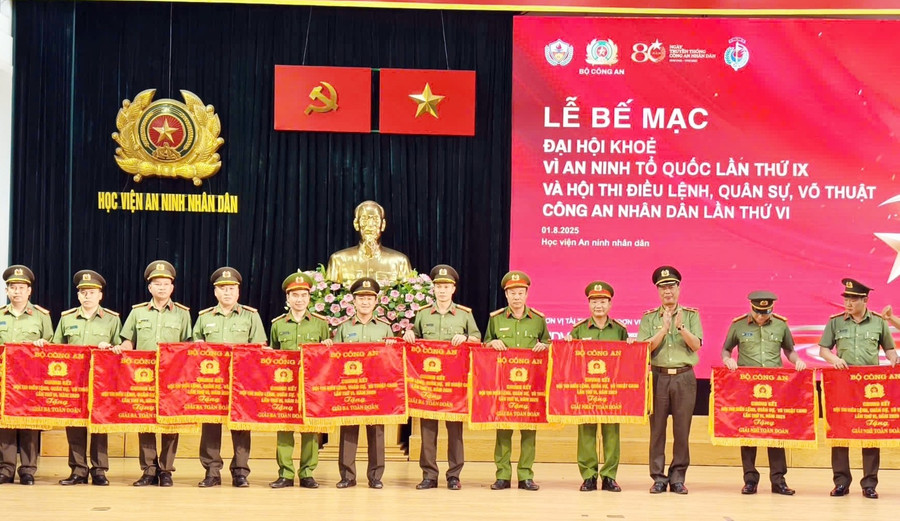 Đại diện đội tuyển Công an tỉnh Gia Lai (thứ 3 từ trái sang) nhận giải ba toàn đoàn. Ảnh: T.C 2-a34b31d74832c16c9823-7281.jpg