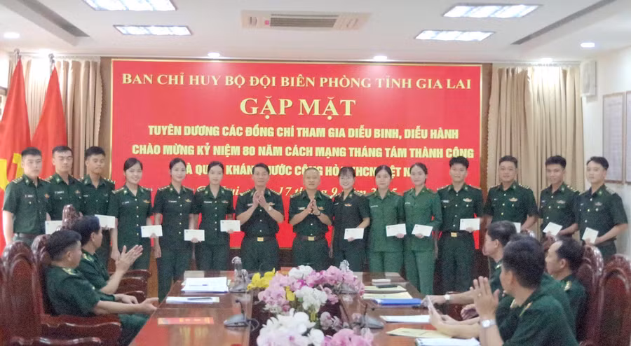 dai-ta-nguyen-thanh-cong-pho-chi-huy-truong-kiem-tham-muu-truong-ban-chi-huy-bdbp-tinh-gia-lai-trao-qua-dong-vien-13-can-bo-chien-si-tham-gia-a80.jpg