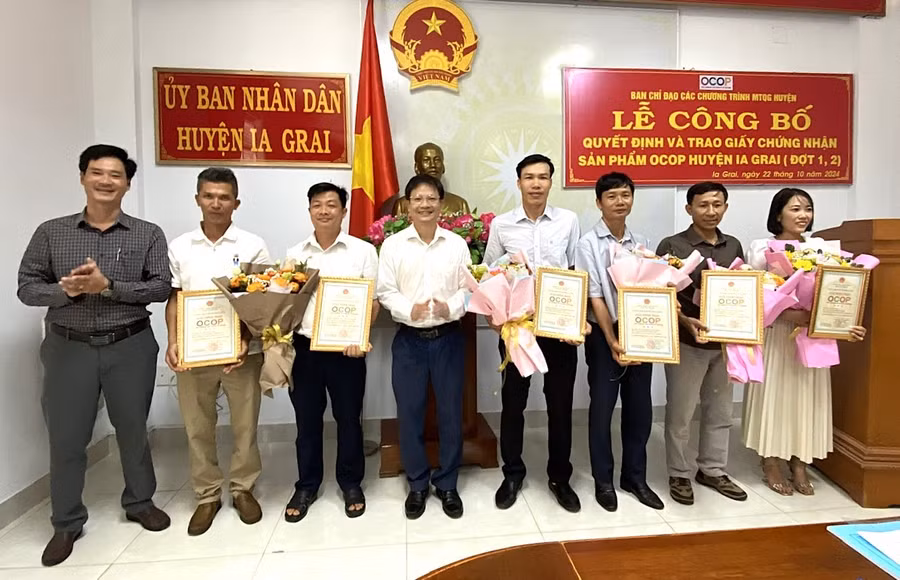 ubnd-huyen-ia-grai-trao-giay-chung-nhan-9-san-pham-ocop-nam-2024-cho-cac-chu-the-9303-7767.jpg