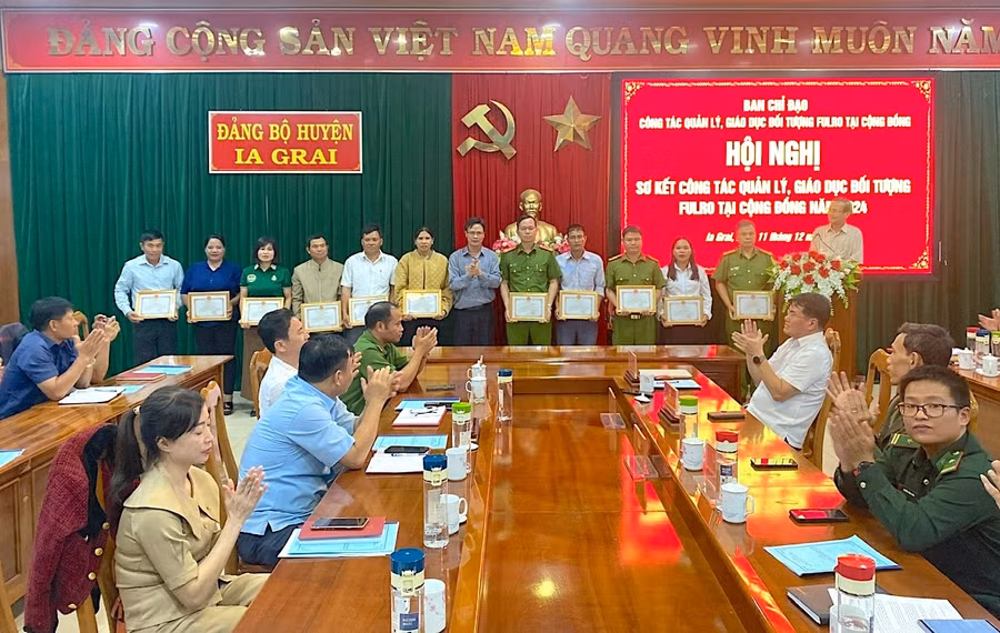 chu-tich-ubnd-huyen-ia-grai-le-ngoc-quy-tang-giay-khen-cho-16-tap-the-va-ca-nhan-co-thanh-tich-xuat-sac-trong-cong-tac-qlgd-doi-tuong-fulro-tai-cong-dong-nam-2024.jpg