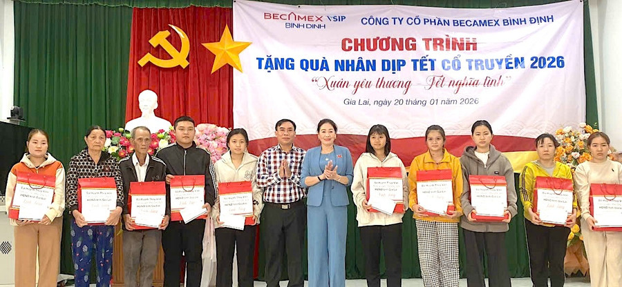 pho-chu-tich-hdnd-tinh-huynh-thuy-van-tham-tang-qua-cac-gia-dinh-co-hoan-canh-kho-khan.jpg