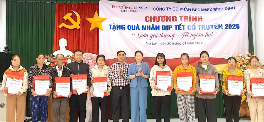 pho-chu-tich-hdnd-tinh-huynh-thuy-van-tham-tang-qua-cac-gia-dinh-co-hoan-canh-kho-khan.jpg