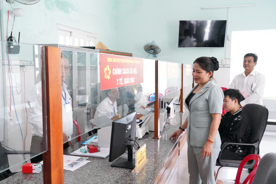 Trưởng Ban Tuyên giáo và Dân vận Tỉnh ủy Nguyễn Thị Phong Vũ kiểm tra tình hình hoạt động của Trung tâm Phục vụ hành chính công xã Vĩnh Quang. Ảnh: Nguyễn Hân 3.jpg