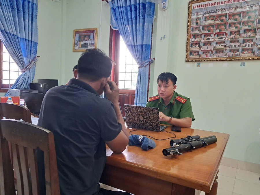 Ông N.N.A. tự giác giao nộp súng cho lực lượng Công an. Ảnh: K.A 2c19f861-393a-4909-8dc4-095f026fbff2.jpg