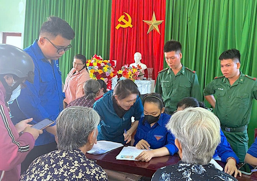 Lực lượng đoàn viên, thanh niên xã Tuy Phước Đông hỗ trợ người cao tuổi lập hồ sơ đề nghị hưởng trợ cấp hưu trí xã hội. Ảnh: Xuân Vinh 2.jpg