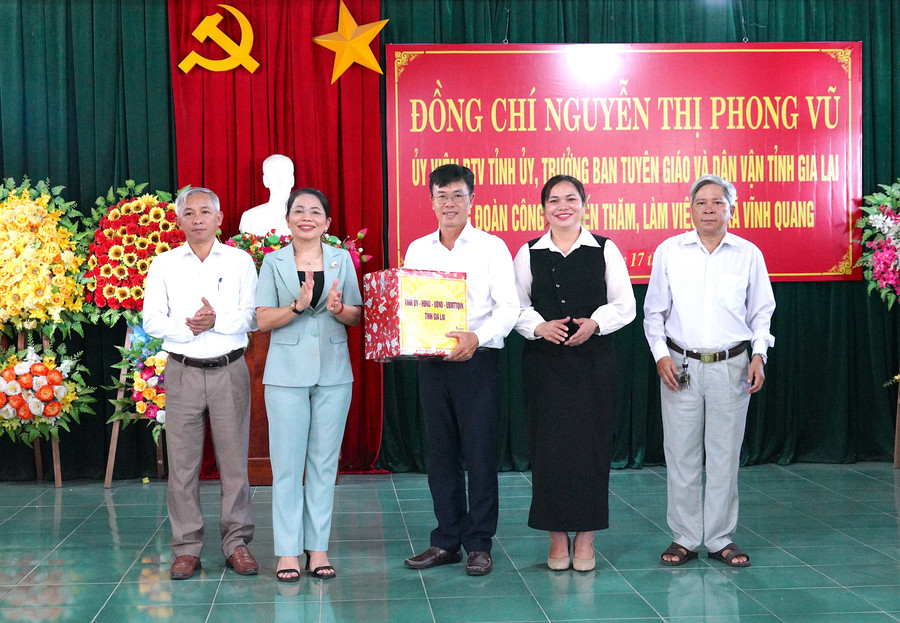Trưởng Ban Tuyên giáo và Dân vận Tỉnh ủy Nguyễn Thị Phong Vũ (thứ 2 từ trái sang) tặng quà của Tỉnh ủy, HĐND, UBND, Ủy ban MTTQ Việt Nam tỉnh cho xã Vĩnh Quang. Ảnh: Nguyễn Hân 2-7173.jpg