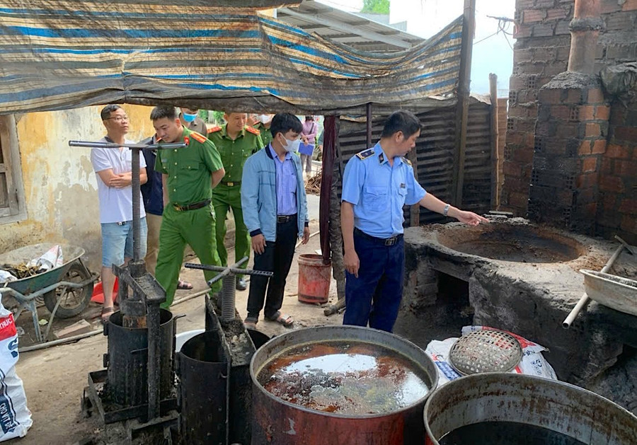 Lực lượng chức năng tỉnh Gia Lai phát hiện 281 kg mỡ động vật bẩn tại nhà bà H. Ảnh: ĐVCC co-quan-chuc-nang-tinh-gia-lai-phat-hien-281-kg-mo-dong-vat-ban-tai-nha-ba-h.jpg