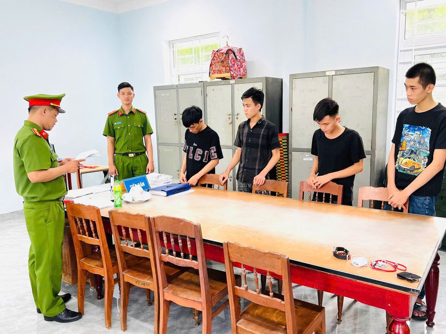 Cơ quan Cảnh sát điều tra Công an tỉnh Gia Lai thực hiện lệnh bắt tạm giam các đối tượng. Ảnh: Thành Long co-quan-canh-sat-dieu-tra-cong-an-tinh-gia-lai-thuc-hien-lenh-bat-tam-giam-cac-doi-tuong.jpg