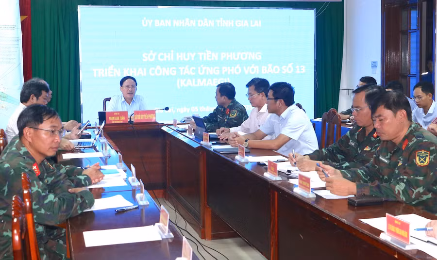 Quang cảnh cuộc họp tại trụ sở Ban Chỉ huy Phòng thủ Khu vực VI-An Nhơn Đông. Ảnh: Q.T