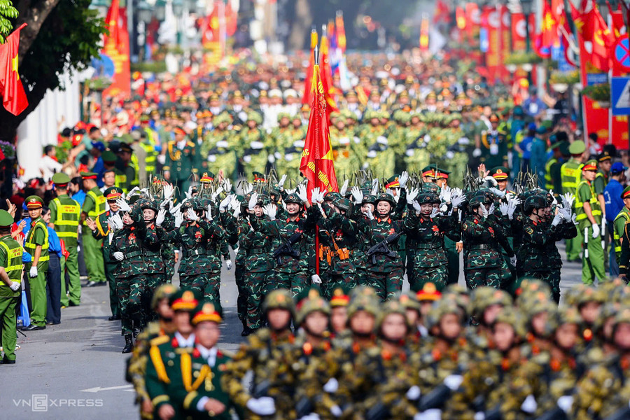Đoàn nữ chiến sĩ Thông tin liên lạc vẫy tay chào người dân hai bên phố Tràng Tiền. Ảnh: Quỳnh Trần/VnEpress Đoàn nữ chiến sĩ Thông tin liên lạc vẫy tay chào người dân hai bên phố Tràng Tiền. Ảnh: Quỳnh Trần/VnEpress