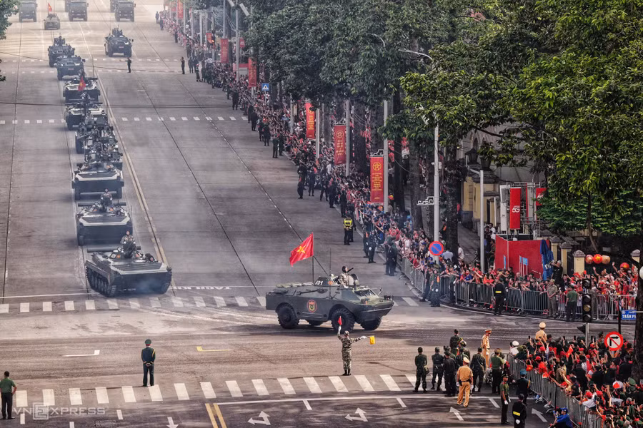 Cùng với hàng nghìn quân nhân, nhiều khí tài hiện đại diễu hành qua lễ đài. Ảnh: Ngọc Thành/VnExpress