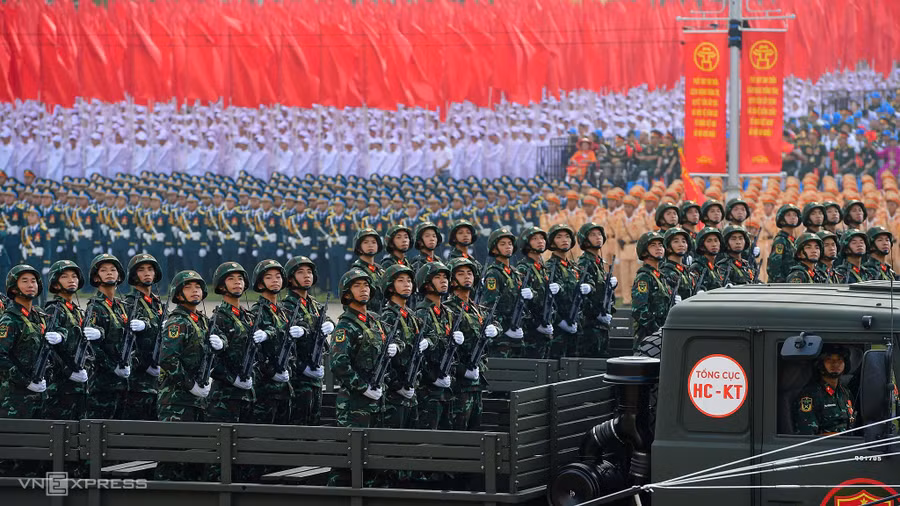 Chiến sĩ pháo binh trên xe tải kéo pháo diễu hành qua lễ đài. Ảnh: Thanh Tùng/VnExpress