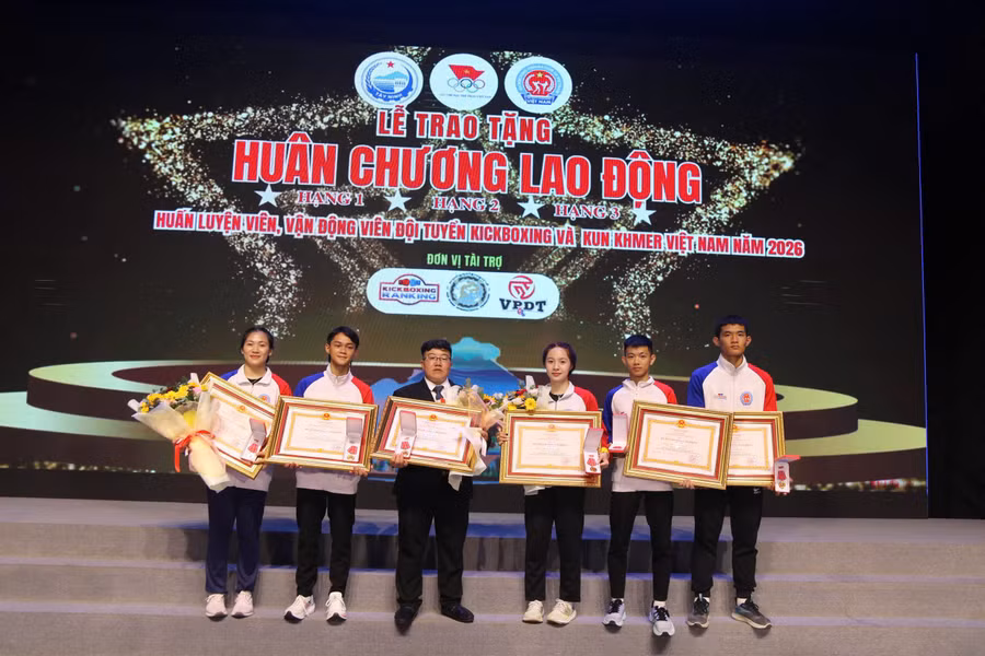 6-huan-luyen-vien-va-van-dong-vien-kun-khmer-gia-lai-nhan-huan-chuong-lao-dong.jpg