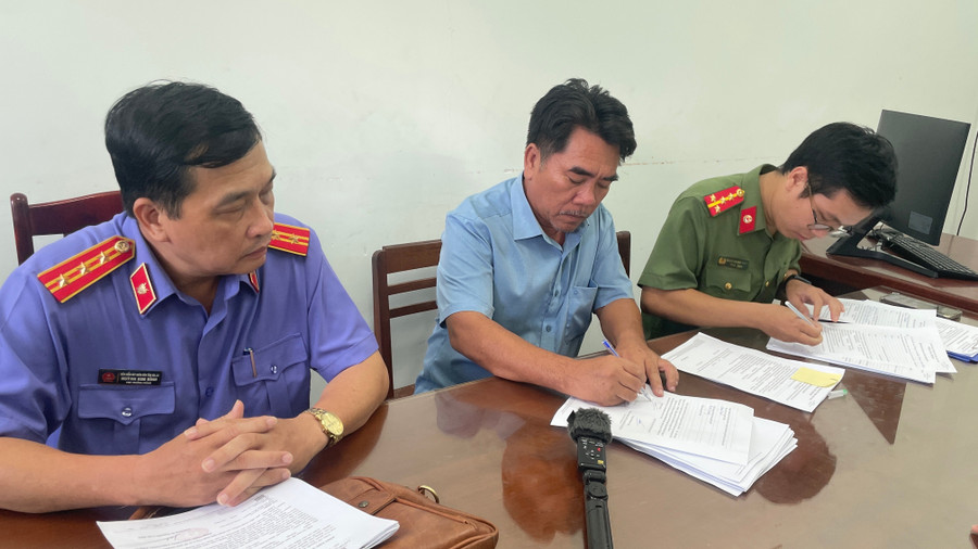 Cơ quan chức năng làm việc với đối tượng Nguyễn Văn Tòng. Ảnh: ĐVCC doi-tuong-nguyen-van-tong-tai-buoi-lam-viec-voi-co-quan-chuc-nang.jpg