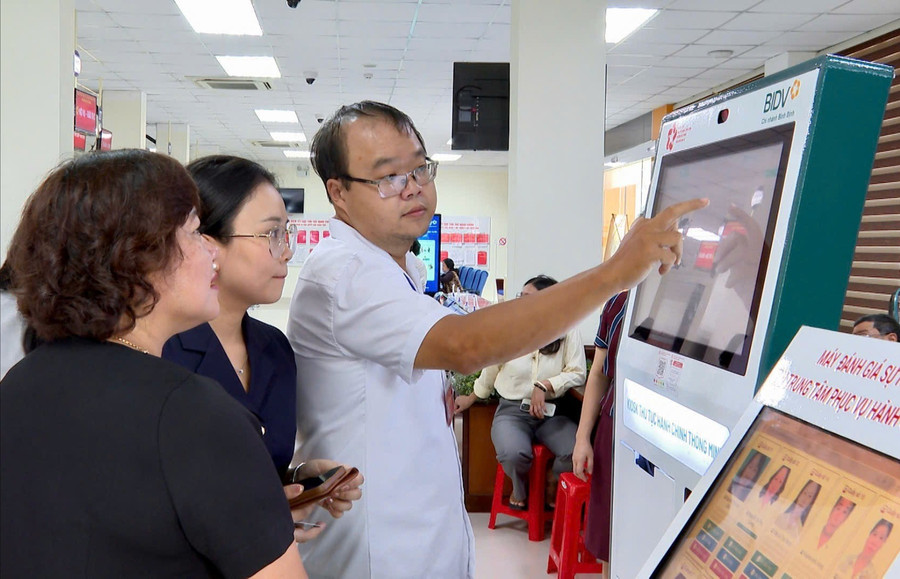 Đoàn kiểm tra tại Trung tâm Phục vụ hành chính công phường Quy Nhơn Nam. Ảnh: N.L doan-giam-sat-tai-trung-tam-hc-phuong-qnn.jpg