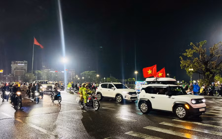 Khu vực đường Nguyễn Tất Thành (phường Quy Nhơn) dòng người đổ về ngày càng đông. Ảnh: Trần Dung